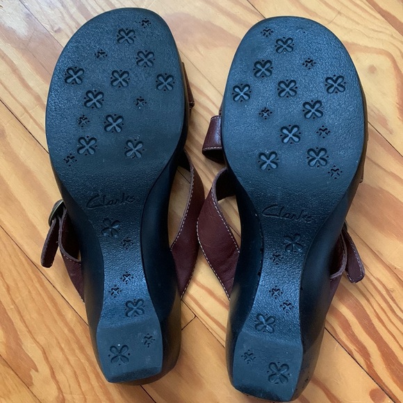 Clarks brown leather adjustable sandals Cushioned footbed Rubber sole Sz 8.5 - Picture 10 of 13